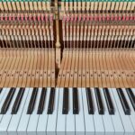 分解したアップライトピアノの鍵盤とアクション